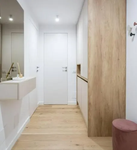 Soft Cloud 1br In Business Area *