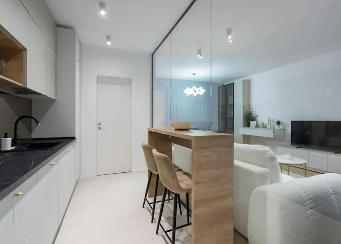 Soft Cloud 1br In Business Area *